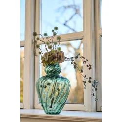 Vase i gr�nt glas med blomst fra Speedtsberg - Tinashjem