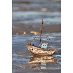 Skib med bl� hus Nautico fra Ib Laursen i vandet - Tinashjem