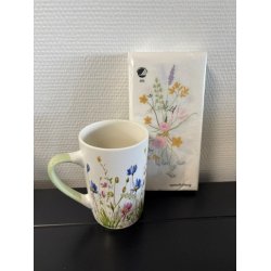 Krus med blomster og gr�n hank samt servietter fra Speedtsberg - Tinashjem