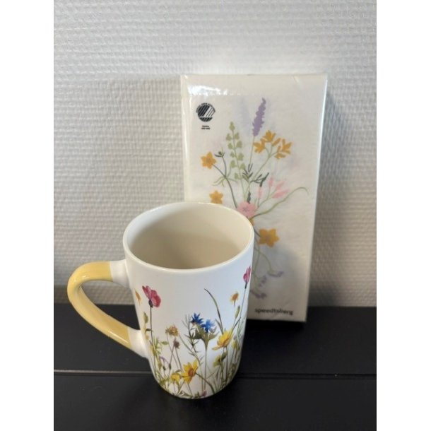 Krus med blomster og gul hank samt servietter fra Speedtsberg - Tinashjem