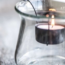 Holder til fyrfadslys sort fra Ib Laursen i glas med lys - Tinashjem
