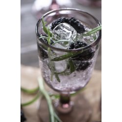 R�dvinsglas malva fra Ib Laursen med saft og b�r - Tinashjem