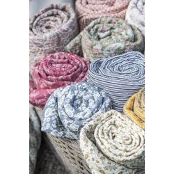 Quilt med hvide og sorte striber fra Ib Laursen med t�pper i mange andre farver - Tinashjem