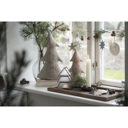 Stage til fyrfadslys juletr� 17 cm fra Ib Laursen i vindue med andre juletr�er - Tinashjem