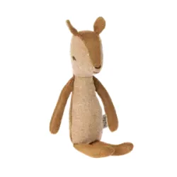 Maileg deer little sister siddende - Tinashjem