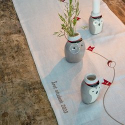 Vase studenter ugle r�d 2 forskellige fra Speedtsberg p� d�kket studenter bord - Tinashjem