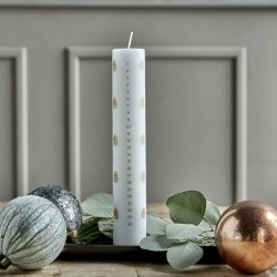 Kalenderlys hvid fra House Doctor hvid med guld kogler p� julebordet - Fransenhome
