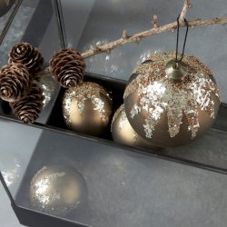 House Doctor julekugle ornament Flake beige 8 cm 2 forskellige st�rrelser - Fransenhome