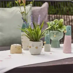 Vase and light aqua og aqua 2 forskellige fra Speedtsberg p� bord med andre vaser - Tinashjem