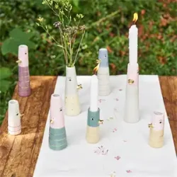 Vase and rosa 2 forskellige fra Speedtsberg p� bord med andre vaser - Tinashjem