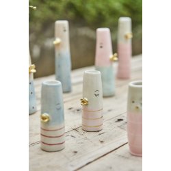 Vase and gr� og bl� 2 forskellige fra Speedtsberg p �bord med andre vaser - Tinashjem