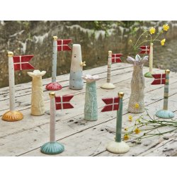 Flag 14 cm plain fra Speedtsberg p� bord med vaser - Tinashjem
