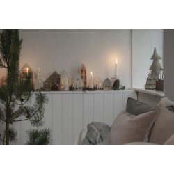 Hus til fyrfadslys Stillenat med buet vinduer fra Ib Laursen med andre huse med lys i p� hylde - Tinashjem