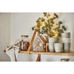 Hus til fyrfadslys Stillenat Gingerbread snekrystal fra Ib Laursen i k�kken med kopper - Tinashjem