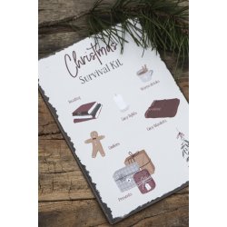 Metalskilt Christmas Survival Kit fra Ib Laursen liggende p� bord - Tinashjem