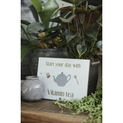Metalskilt Start your day with vitamin tea fra Ib Laursen st�ende p� hylde - Tinashjem