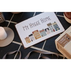 Metalskilt My Hygge Home fra Ib Laursen liggende p� bord - Tinashjem