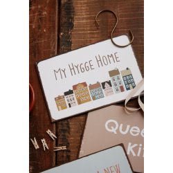 Metalskilt My Hygge Home fra Ib Laursen liggende med andre skilte - Tinashjem