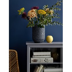 Vase i bl� stent�j fra Bloomingville p� bord ved gul vase - Tinashjem