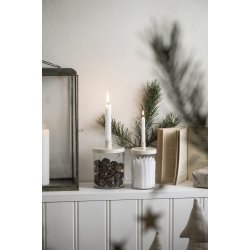 Holder glas med metall�g hvid til bedelys fra Ib Laursen med t�ndt stearinlys - Tinashjem