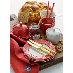 Alice Claret Red latte cup fra GreenGate p� d�kket bord med r�de varer - Tinashjem