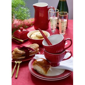 Alice Claret Red mug fra GreenGate p� d�kket bord - Tinashjem
