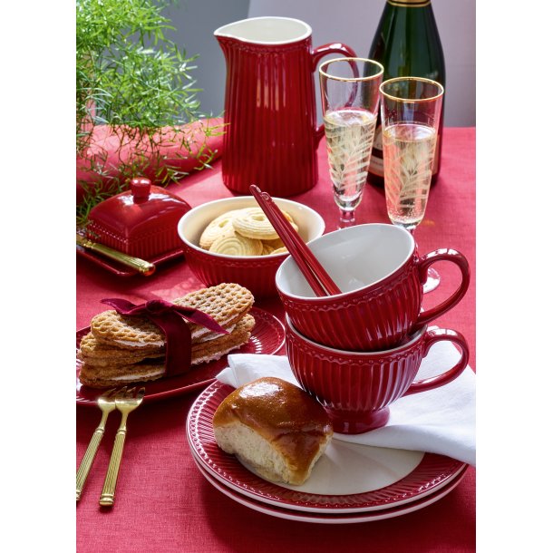 Alice Claret Red mug fra GreenGate p� d�kket bord - Tinashjem