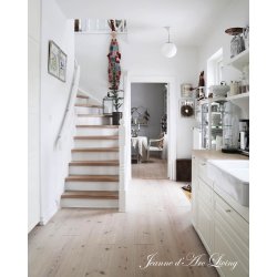 Jeanne d�Arc Living Julespecial 2024 Den Dejlige Juletid pyntet trappe - Tinashjem