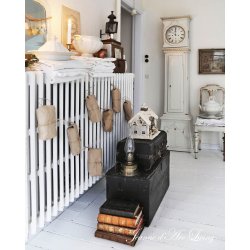 Jeanne d�Arc Living Julespecial 2024 Den Dejlige Juletid radiator med pakker - Tinashjem