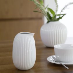 K�hler Hammersh�i kande hvid ved kop med kaffe og vase med blomst - Fransenhome