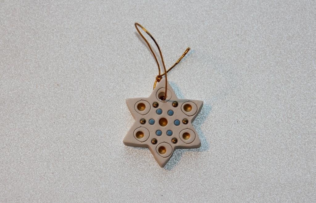 Hel Lenica stjerne til oph�ng 4,5 x 4,5 cm r�hvid med guld og bl� prikker - Fransenhome