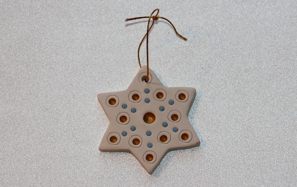 Hel Lenica stjerne til oph�ng 7,5 x 7,5 cm r�hvid med guld og bl� prikker - Fransenhome