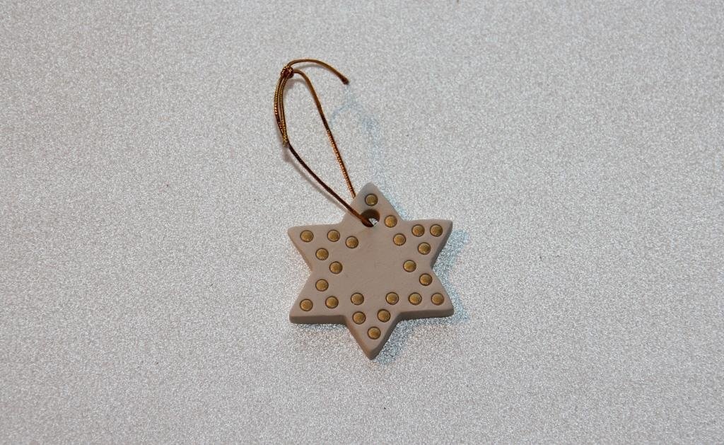 Hel Lenica stjerne til oph�ng 4,5 x 4,5 cm r�hvid med guld prikker - Fransenhome