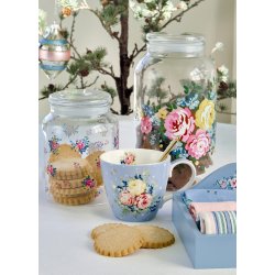 Laura Dusty blue mug fra GreenGate p� d�kket bord - Tinashjem