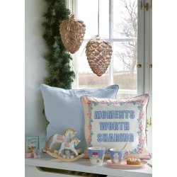 Rocking Horse Decoration pale pink medium fra GreenGate i vindue med andre jule varer - Tinashjem