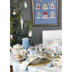 Laura White latte cup fra GreenGate p� d�kket bord - Tinashjem