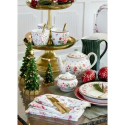 Leonora White latte cup fra GreenGate p� d�kket bord - Tinashjem