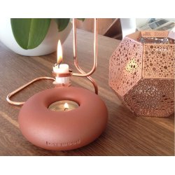 The Donut fyrfadsstage kobber fra Lovewood p� bord med anden lysestage - Fransenhome