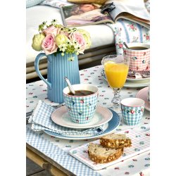 Viola White latte cup fra GreenGate p� d�kket bord - Tinashjem
